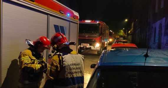 Cztery osoby trafiły do szpitala po nocnym pożarze w Mysłowicach na Śląsku. Z powodu pożaru konieczna była również ewakuacja lokatorów w Tarnowskich Górach.