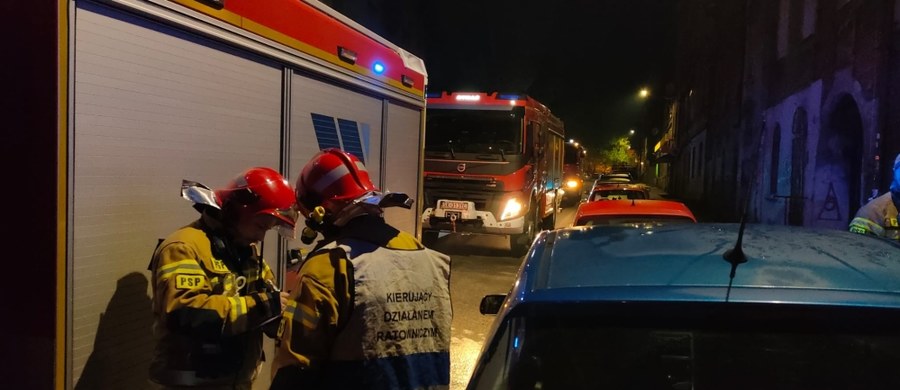 Cztery osoby trafiły do szpitala po nocnym pożarze w Mysłowicach na Śląsku. Z powodu pożaru konieczna była również ewakuacja lokatorów w Tarnowskich Górach.