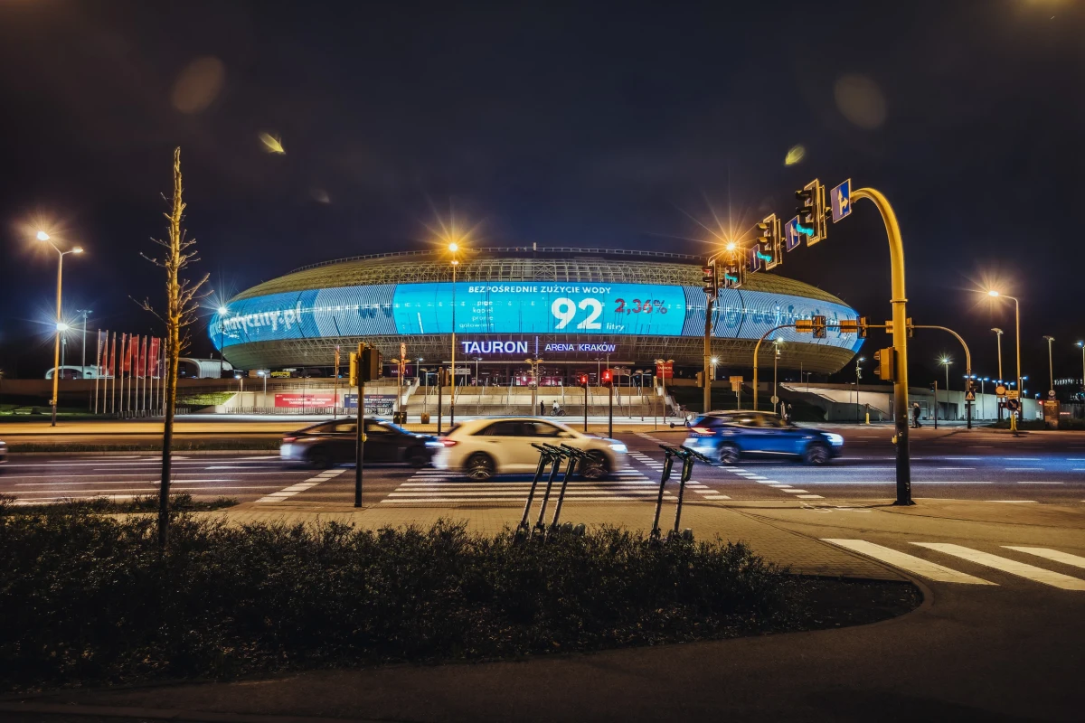 Licznik śladu wodnego został uruchomiony na największym ekranie ledowym w Polsce, czyli na elewacji krakowskiej hali Tauron Arena. Instalacja będzie włączała się codziennie o godz. 20. 