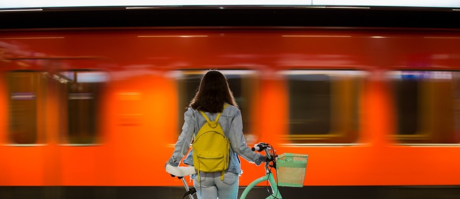Koleje Śląskie wprowadzają rezerwacje biletów z gwarancją na przewóz rowerów. Nowe zasady zaczną obowiązywać od 27 kwietnia, czyli wraz z rozpoczęciem długiego weekendu. Także tego dnia na niektórych trasach kolejowych w Śląskiem pojawi się też specjalny pociąg Velo Cug. 