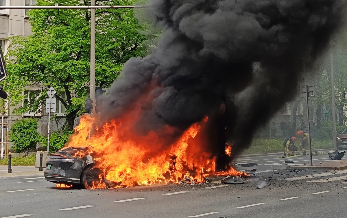 Samochód elektryczny Lucid Air po uderzeniu w słup zapalił się na skrzyżowaniu alei Niepodległości z ulicą Madalińskiego w Warszawie. W wypadku ranna została jedna osoba. 