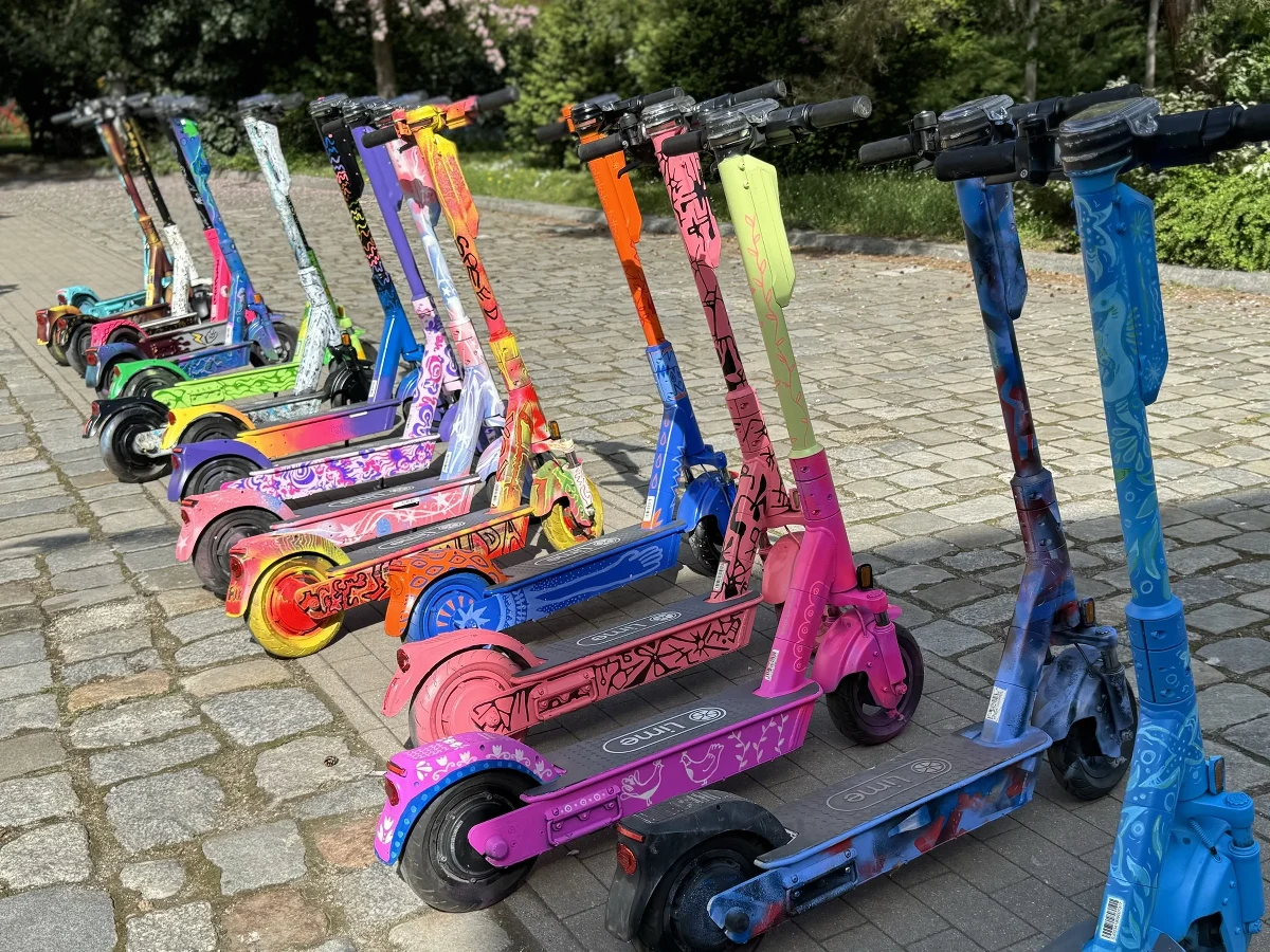 Dzięki współpracy Akademii Sztuk Pięknych we Wrocławiu oraz firmą zajmującą się udostępnianiem pojazdów elektrycznych w przyszłym tygodniu na ulicach stolicy Dolnego Śląska mają pojawić się ręcznie malowane hulajnogi.