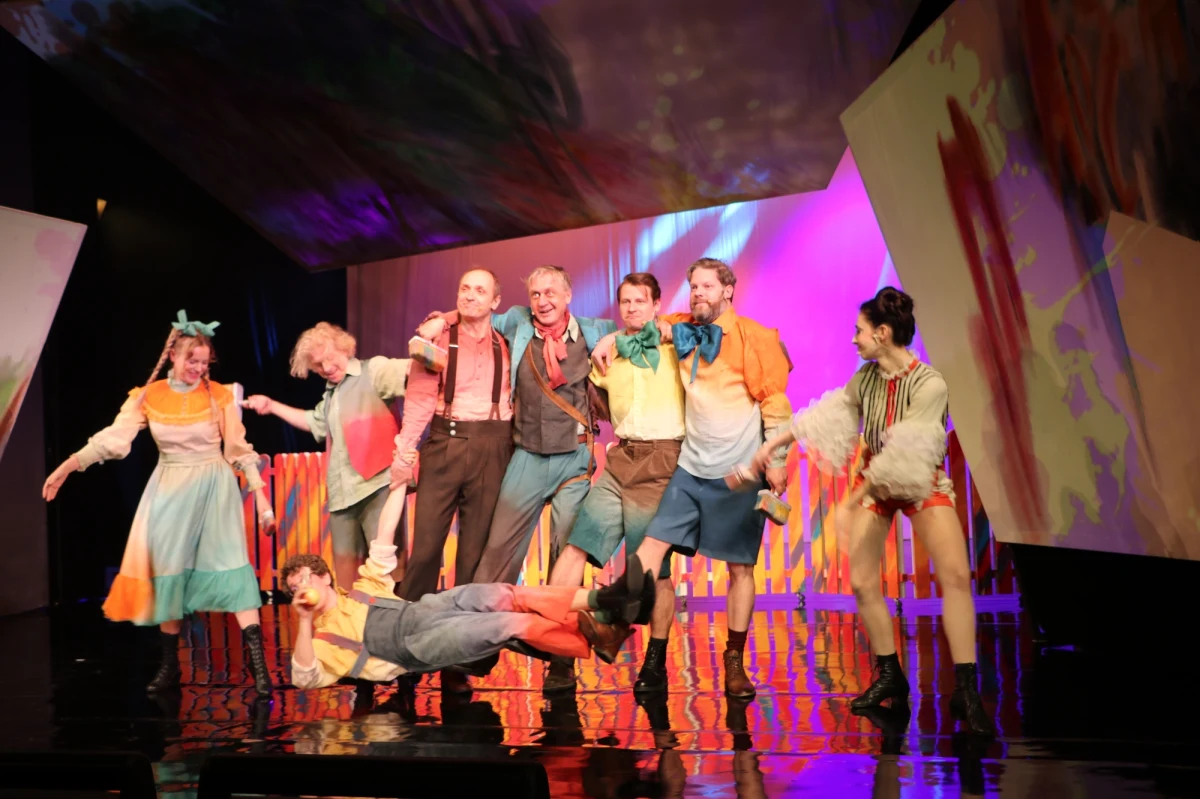 Ta historia nigdy się nie zestarzeje, choć zdecydowanie zmieniły się realia - 148 lat minęło od momentu, kiedy Mark Twain powołał do życia urwisa o nazwisku Tomek Sawyer. Rozśpiewaną wersję przygód chłopca przedstawią aktorzy Teatru Bagatela w Krakowie w reżyserii Krzysztofa Materny.