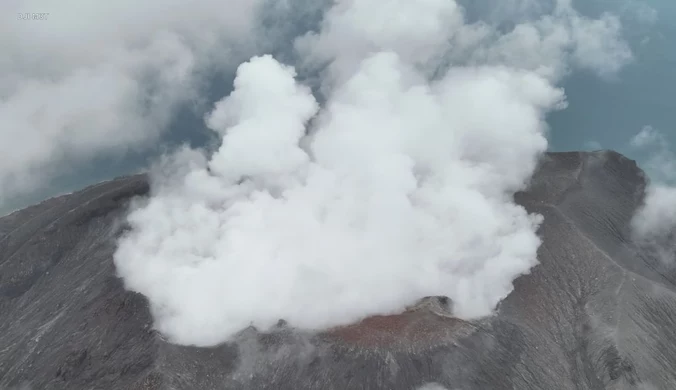 Wulkan wciąż zionie ogniem. Trwa ewakuacja z wyspy