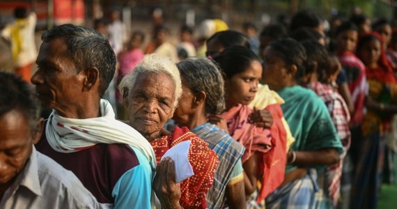 W Indiach trwa głosowanie do Izby Ludowej. Wybory będą trwać 6 tygodni. Uprawnionych do głosowania jest 969 mln obywateli, co oznacza, że swój głos ma prawo oddać co ósmy mieszkaniec globu.