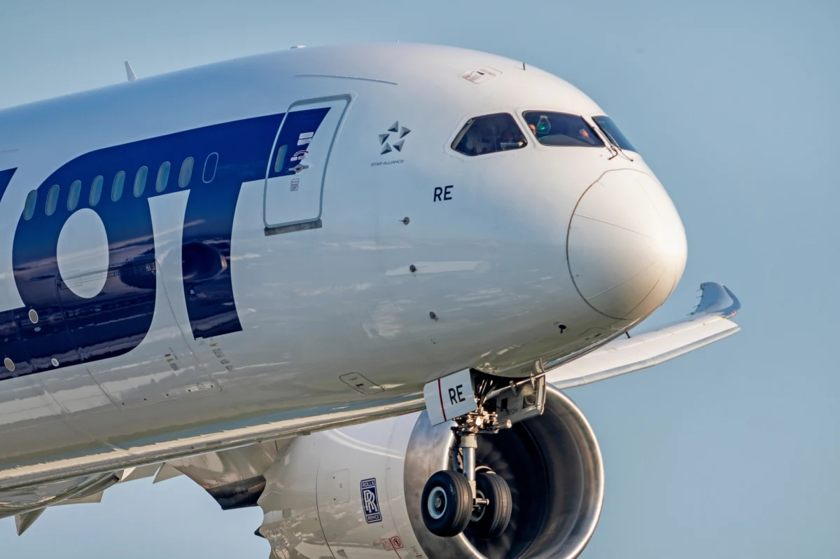 Polskie Linie Lotnicze LOT odwołały w piątek rejsy z Warszawy do Tel Awiwu i Bejrutu ze względu na niestabilną sytuację w regionie - poinformował rzecznik spółki Krzysztof Moczulski. Kolejne decyzje mają być podejmowane na bieżąco.