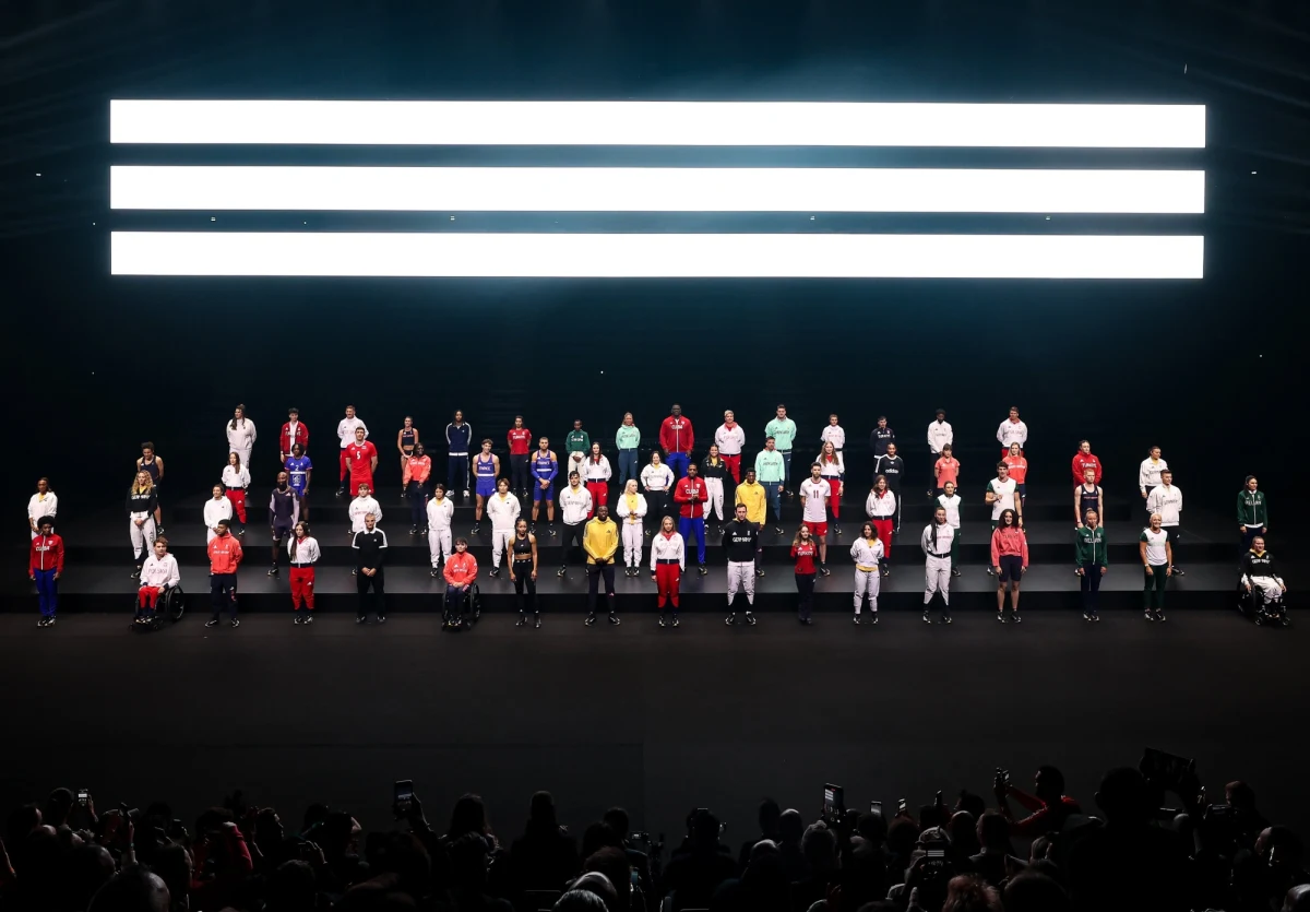 Polski Komitet Olimpijski (PKOl) zaprezentował stroje, w których biało-czerwoni wystąpią podczas ceremonii otwarcia igrzysk olimpijskich w Paryżu. Garnitury, koszule oraz sukienkę zaprojektowała polska firma Bizuu.