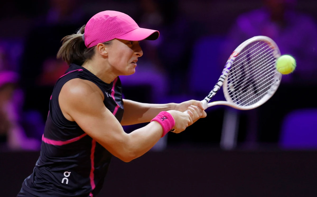 Kolejny sukces polskiej tenisistki. Liderka światowego rankingu Iga Świątek pokonała Brytyjkę Emmę Raducanu 7:6 (7-2), 6:3 i awansowała do półfinału halowego turnieju WTA 500 na kortach ziemnych w Stuttgarcie. Jej kolejną rywalką będzie Jelena Rybakina z Kazachstanu.