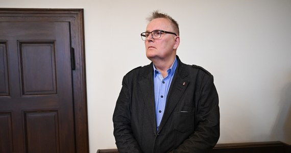 Były senator Waldemar Bonkowski został skazany przez Sąd Okręgowy w Gdańsku na trzy miesiące bezwzględnego więzienia i rok ograniczenia wolności w postaci prac społecznych. To kara za znęcanie się nad psem. Mężczyzna przywiązał go do haka holowniczego samochodu i ruszył. Pies nie nadążył - był wleczony za pojazdem. Zwierzę doznało obrażeń i nie przeżyło. Wyrok z sprawie jest prawomocny. 