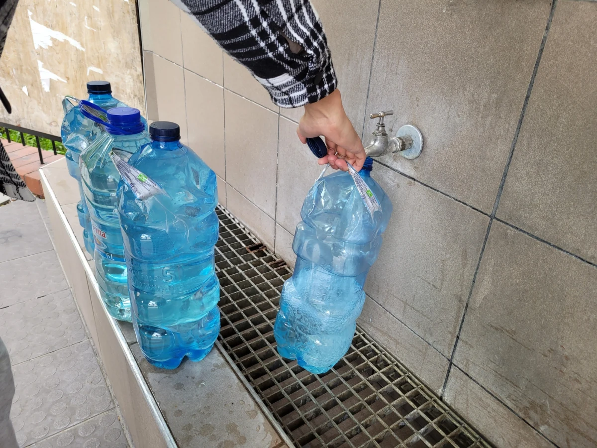 Były szalenie popularne w latach 90. Później korzystało z nich coraz mniej osób. Teraz wracają do łask. W Warszawie studnie oligoceńskie nie tylko mają być remontowane, ale w planach jest też otwieranie nowych ujęć wody. Miasto traktuje je strategicznie. W razie wojny mają służyć jako alternatywne źródło dostępu do pitnej wody.