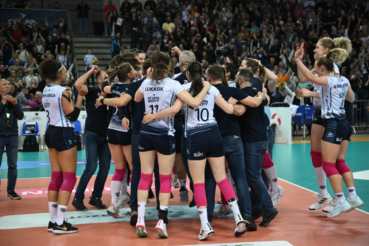 Siatkarki Grupy Azoty Chemika Police zdobyły po raz jedenasty tytuł mistrzyń Polski. W finale play off pokonały PGE Rysice Rzeszów 3-0. W piątek wygrały u siebie 3:1 (20:25, 25:18, 25:16, 25:23).