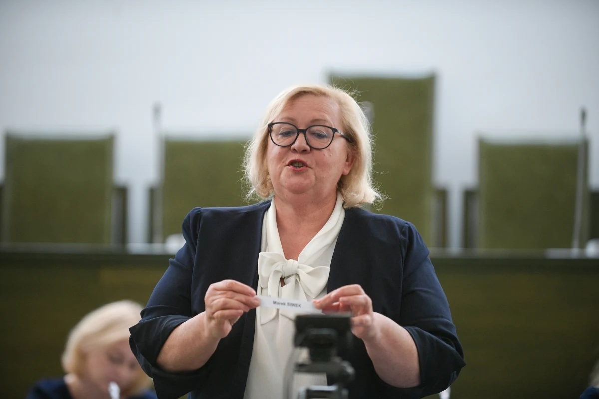 Pierwsza Prezes Sądu Najwyższego, kierująca z urzędu Trybunałem Stanu, odpowiedziała wczoraj sędziom, którzy wnioskowali o zwołanie posiedzenia TS. Jej pismo zostało wysłane w ostatnim dniu, kiedy było to możliwe, gdyby posiedzenie miało być zwołane. Małgorzata Manowska odmówiła spełnienia wniosku, powołując się na przepisy, które tylko jej przyznają inicjatywę w tej sprawie. "To próba zablokowania zmian, które likwidowałyby jednowładztwo w Trybunale Stanu" - mówi RMF FM sędzia Przemysław Rosati.