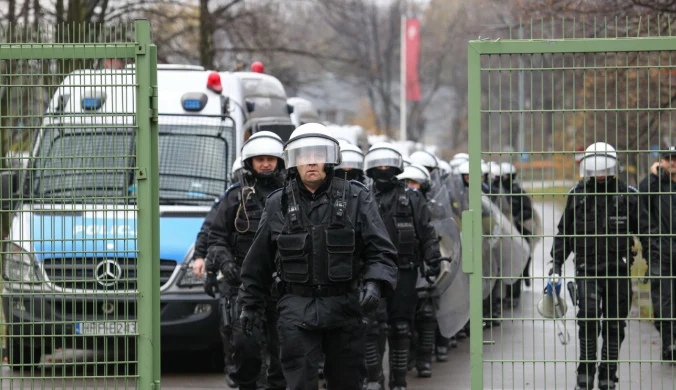 Skandal podczas meczu! Burdy pod stadionem. Policja użyła siły