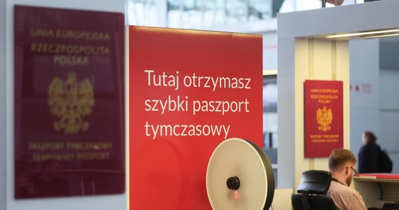 W działającym od kwietnia 2023 r. punkcie paszportowym na Lotnisku Chopina w Warszawie wydano przez rok niemal 15 tys. paszportów tymczasowych - poinformował resort spraw wewnętrznych i administracji.
