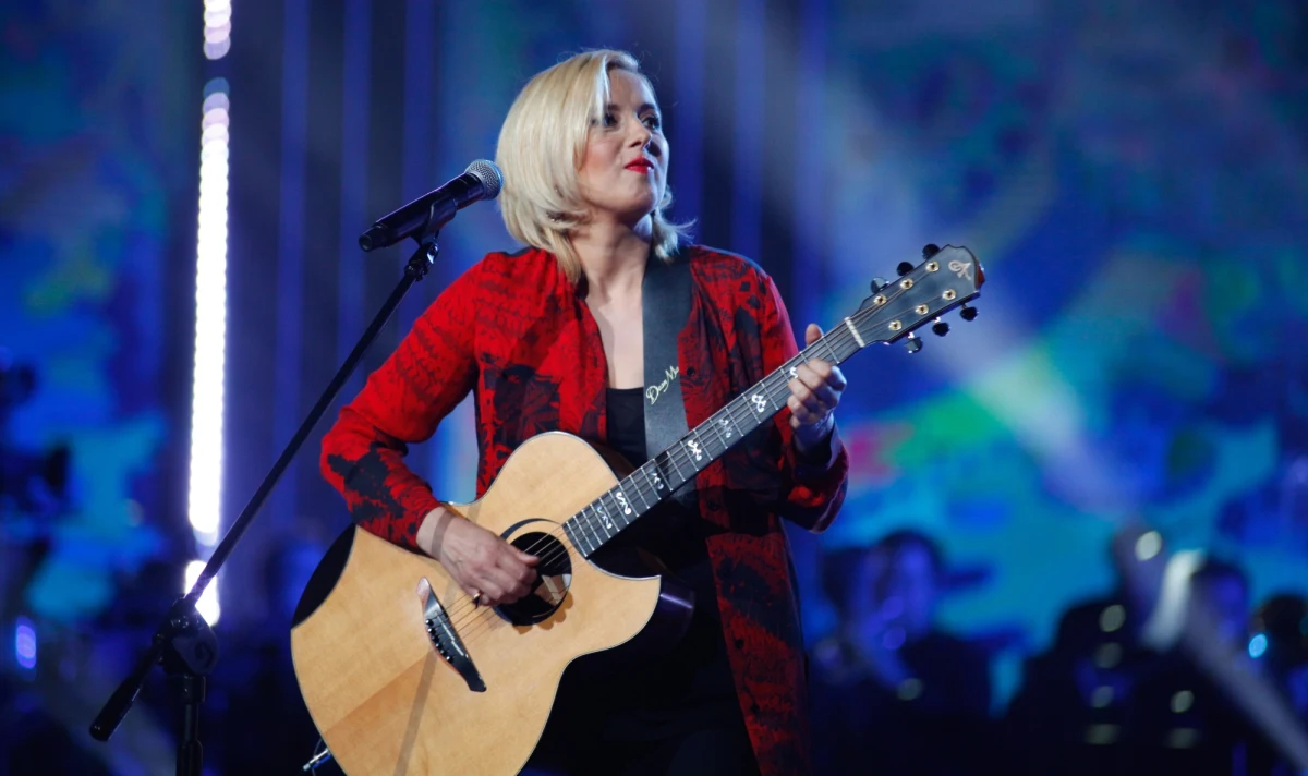 "W sztuce lubię prostotę, zachęca mnie to, by tworzyć swoje światy, ta wykładnia jest wtedy szersza" – mówi Edyta Bartosiewicz w rozmowie z brytyjskim korespondentem RMF FM Bogdanem Frymorgenem. Artystka jest w trakcie tournee po Wielkiej Brytanii. Nie przyjechała na Wyspy z zespołem. Wchodzi na scenę z gitarą i przez 2 godziny zabiera publiczność w podróż przez wszystkie swoje płyty wehikułem czasu. Na scenie opowiada o życiu - tym artystycznym i prywatnym. 