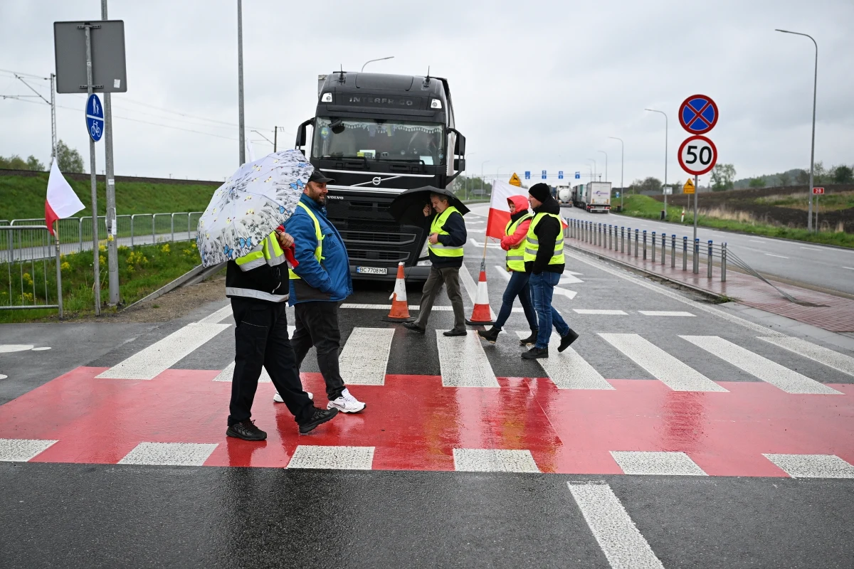 Polscy rolnicy zakończyli 48-godzinny protest ostrzegawczy i odblokowali przejścia graniczne z Ukrainą w Medyce i Korczowej. Wcześniej uniemożliwiali ciężarówkom przejazd w tych punktach, protestując przeciwko - jak twierdzą - zalewowi polskiego rynku przez ukraińskie zboże.