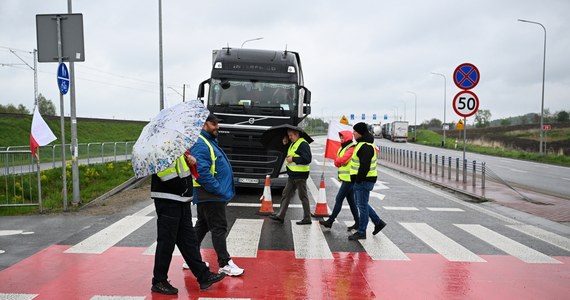 Polscy rolnicy zakończyli 48-godzinny protest ostrzegawczy i odblokowali przejścia graniczne z Ukrainą w Medyce i Korczowej. Wcześniej uniemożliwiali ciężarówkom przejazd w tych punktach, protestując przeciwko - jak twierdzą - zalewowi polskiego rynku przez ukraińskie zboże.
