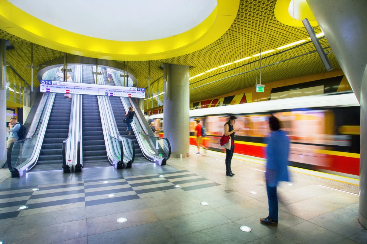 W warszawskim metrze są przestrzenie zwane pustkami technologicznymi. „Można je wykorzystać jako potencjalne miejsce schronienia dla mieszkańców” – mówi rzeczniczka stołecznego metra Anna Bartoń. Potrzebne są tylko odpowiednie przepisy i dostosowanie.