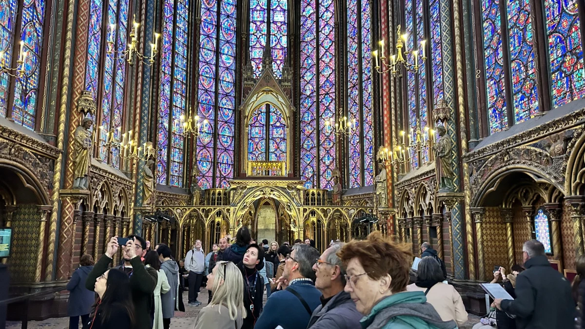 Coraz większe tłumy turystów przyciąga sławna paryska Sainte-Chapelle, czyli Święta Kaplica! Tę XIII-wieczną świątynię oblegają tłumy wycieczkowiczów, którzy ciągle nie mogą zwiedzać znajdującej się tuż obok - i nadal zamkniętej po wielkim pożarze - katedry Notre-Dame.