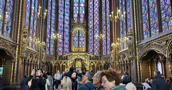 Coraz większe tłumy turystów przyciąga sławna paryska Sainte-Chapelle, czyli Święta Kaplica! Tę XIII-wieczną świątynię oblegają tłumy wycieczkowiczów, którzy ciągle nie mogą zwiedzać znajdującej się tuż obok - i nadal zamkniętej po wielkim pożarze - katedry Notre-Dame.