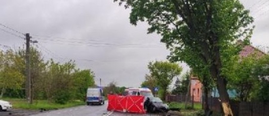 W sobotę rano w śląskich Pyskowicach doszło do śmiertelnego wypadku. 21-letni kierowca wpadł w poślizg i wypadł z drogi. Niestety, zginął na miejscu.