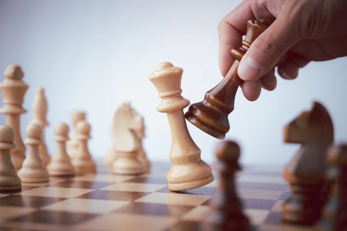 Nigeryjski mistrz szachowy Tunde Onakoya pobił rekord Guinnessa najdłuższego maratonu królewskiej gry. Odbył się on na Times Square w Nowym Jorku. Mężczyzna grał w szachy ponad 60 godzin z rzędu. Onakoya ma nadzieję na zebranie 1 miliona dolarów na cele charytatywne, aby wesprzeć edukację szachową dzieci. 