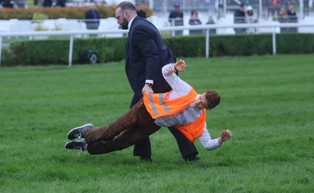Radykalni aktywiści klimatyczni z inicjatywy "Ostatnie pokolenie", którzy od tygodnia próbują blokować ruch na warszawskich mostach, tym razem zakłócili rozpoczęcie sezonu wyścigów konnych na Służewcu. Interweniowała policja.