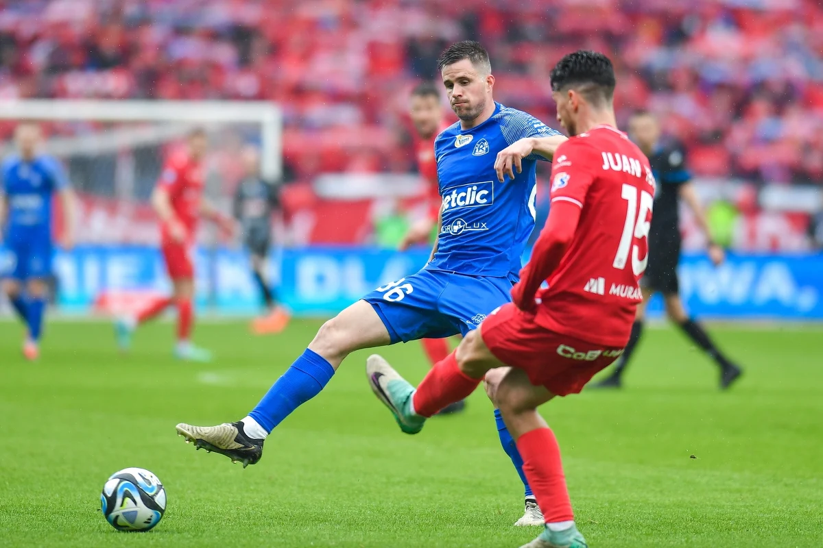 Wynikiem 2:3 (0:1) zakończył się sobotni mecz Ruchu Chorzów z Widzewem Łódź w ramach 29. kolejki PKO BP Ekstraklasy w piłce nożnej. Mecz na żywo oglądało 50 087 widzów, a tym ponad 19 tys. sympatyków ekipy przyjezdnej. Jak napisał Ruch Chorzów w mediach społecznościowych, sobotni mecz miał "najwyższą frekwencję w polskiej piłce klubowej w XXI wieku - i zarazem najwyższą w ekstraklasie od 1975 roku!".