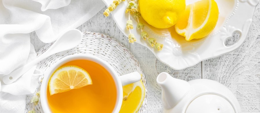 Herbata z cytryną to bardzo popularne połączenie, które wiele osób lubi ze względu na smak i aromat. Czy jest zdrowe? To zależy od kilku czynników.
