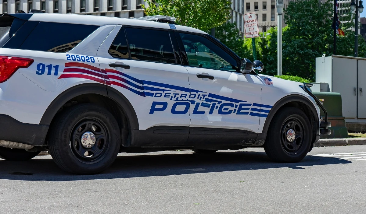 8-letnia dziewczynka i jej młodszy brat zginęli, a kilka osób zostało rannych, w tym niektóre poważnie, gdy pojazd prowadzony przez prawdopodobnie pijaną kobietę wjechał w uczestników przyjęcia urodzinowego w klubie żeglarskim niedaleko Detroit.