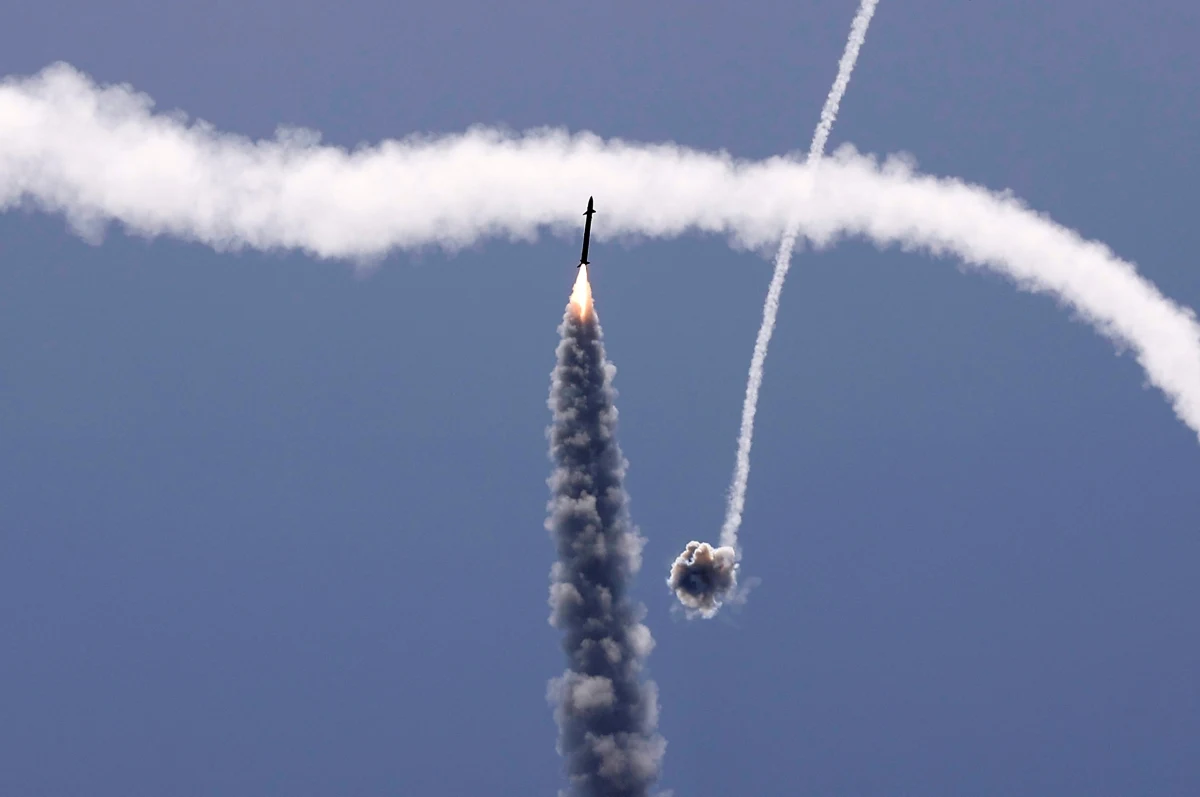 ​Rakieta wystrzelona w nocy z czwartku na piątek prawdopodobnie przez Izrael w kierunku obiektu nuklearnego w Iranie była lokalnie opracowanym pociskiem powietrze-ziemia o nazwie "Rampage" - podał w niedzielę publiczny izraelski nadawca Kan.