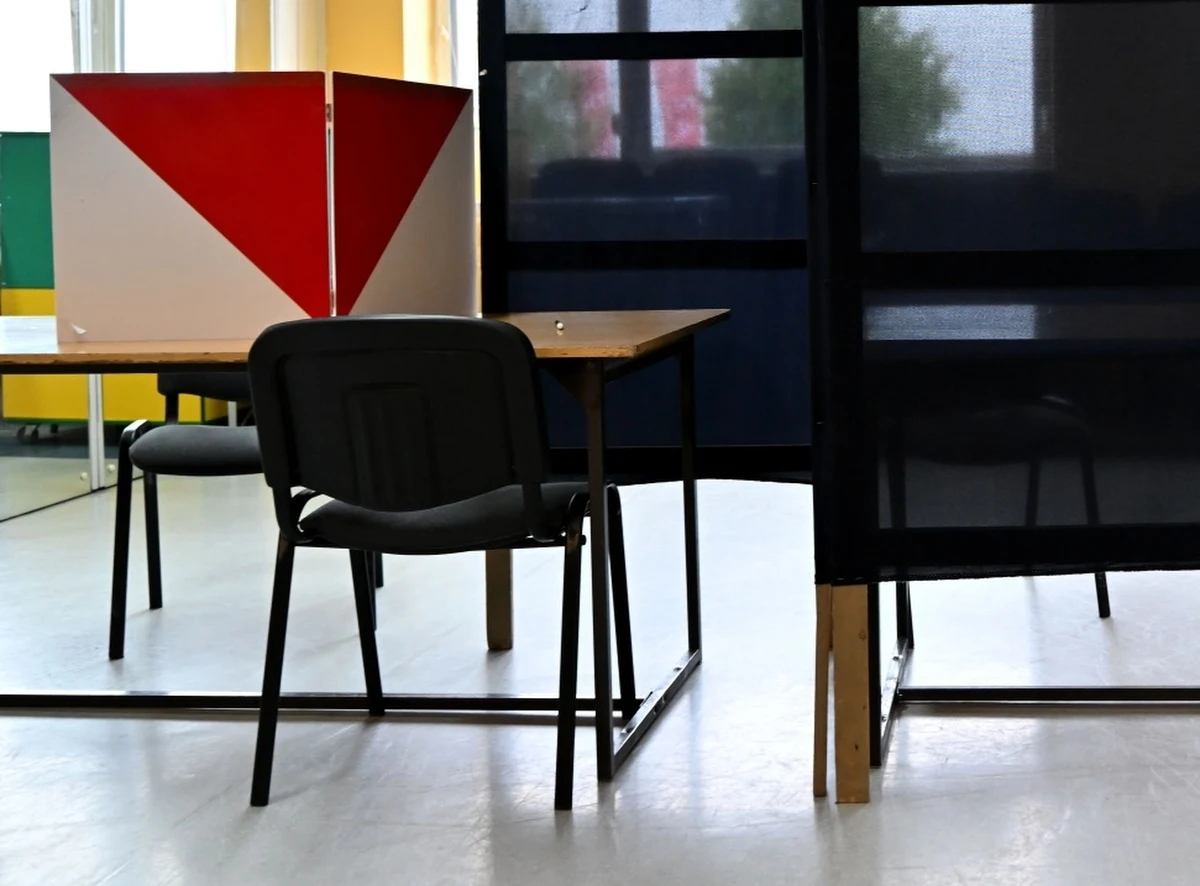 Policjanci zatrzymali agresywnie zachowującego się członka komisji wyborczej w dzielnicy Oksywie w Gdyni; mężczyzna był pod wpływem alkoholu. Został zatrzymany w związku z zakłóceniem przebiegu wyborów.