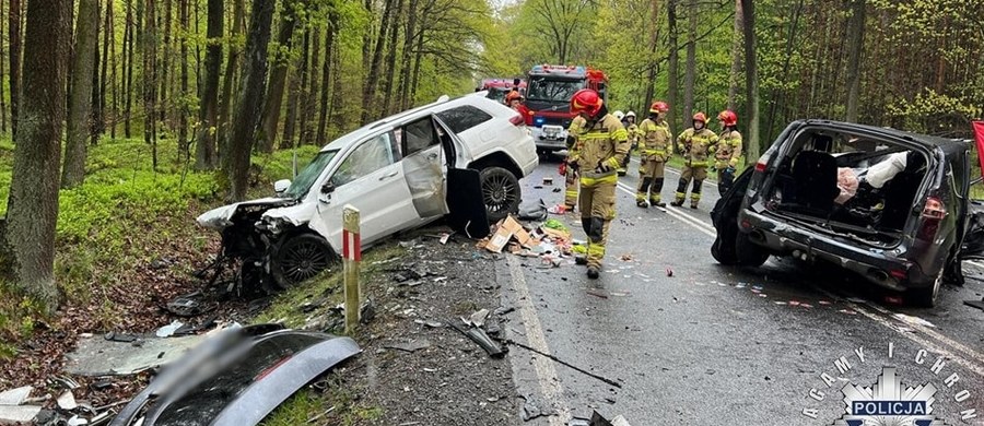 Dwie osoby zginęły w wypadku na drodze wojewódzkiej nr 919 w miejscowości Bargłówka w powiecie gliwickim. Zderzyły się tam dwa samochody. 