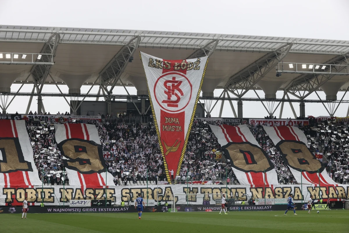 Do groźnie wyglądającej sytuacji doszło podczas meczu piłkarskiej ekstraklasy w Łodzi pomiędzy ŁKS-em a Lechem Poznań. Jeden z zawodników łódzkiej drużyny upadł na murawę, konieczna była interwencja medyków. Spotkanie wygrał Lech Poznań.