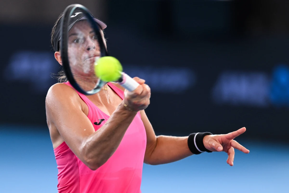 Magda Linette przegrała z Amerykanką Sloane Stephens 1:6, 6:2, 2:6 w finale turnieju tenisowego WTA we francuskim Rouen. Mecz trwał dwie godziny i 12 minut.