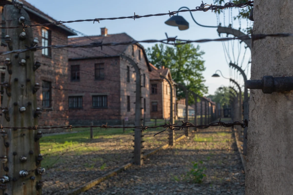 83 lata temu Niemcy zaczęli wysiedlać Polaków z Oświęcimia i pobliskich wsi. Miało to związek z tworzeniem obozu Auschwitz II-Birkenau. W poniedziałek upamiętnią to mieszkańcy i władze gminy Oświęcim. Historycy podają, że ofiarami akcji było kilka tysięcy osób.