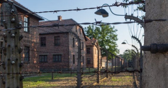 83 lata temu Niemcy zaczęli wysiedlać Polaków z Oświęcimia i pobliskich wsi. Miało to związek z tworzeniem obozu Auschwitz II-Birkenau. W poniedziałek upamiętnią to mieszkańcy i władze gminy Oświęcim. Historycy podają, że ofiarami akcji było kilka tysięcy osób.