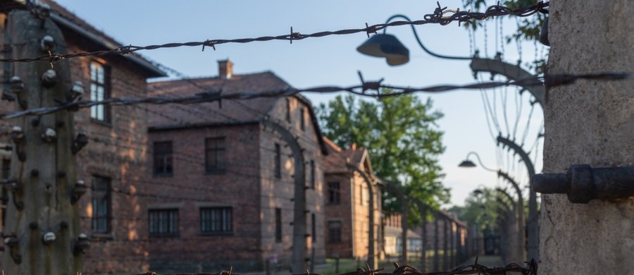 83 lata temu Niemcy zaczęli wysiedlać Polaków z Oświęcimia i pobliskich wsi. Miało to związek z tworzeniem obozu Auschwitz II-Birkenau. W poniedziałek upamiętnią to mieszkańcy i władze gminy Oświęcim. Historycy podają, że ofiarami akcji było kilka tysięcy osób.