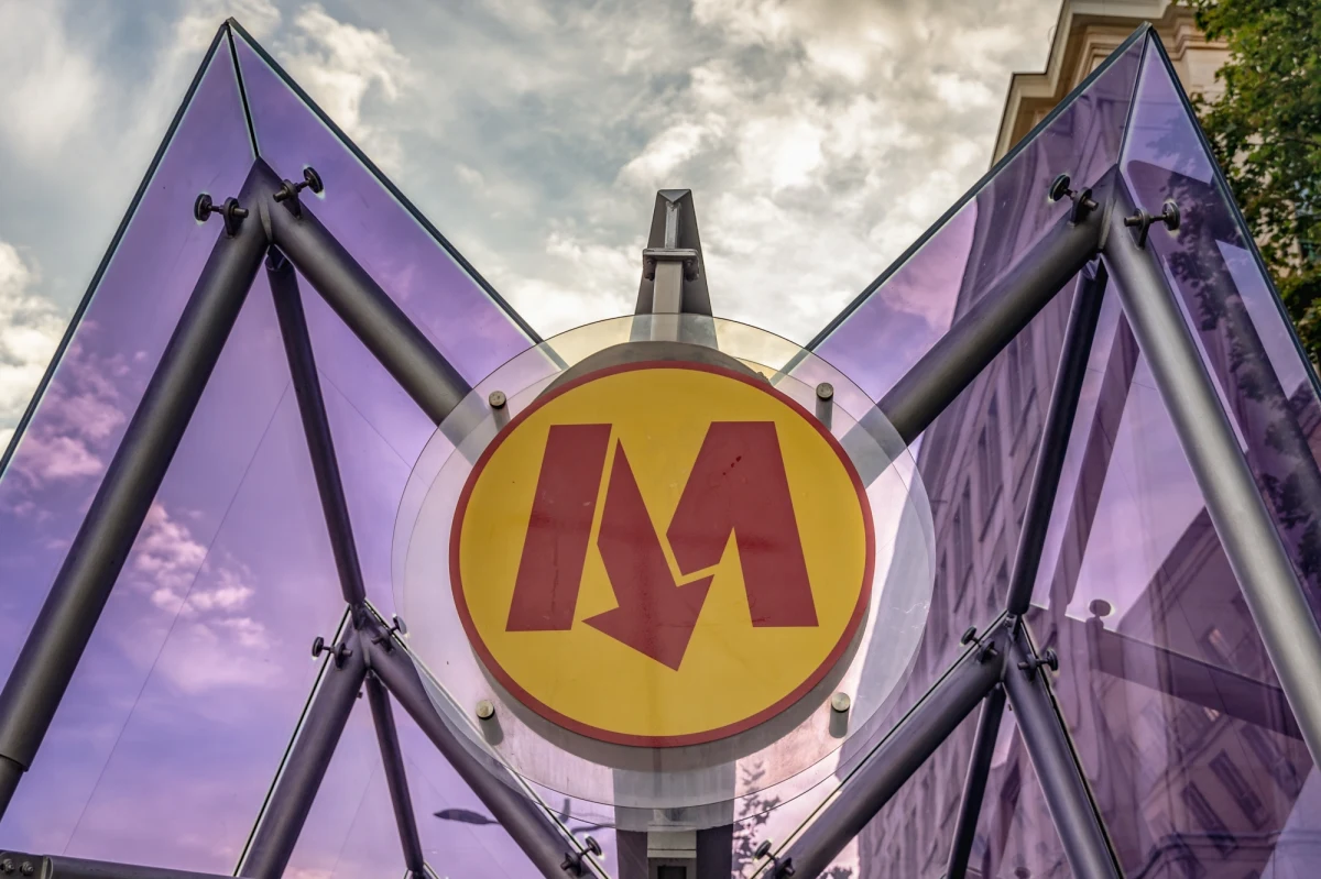 Na stacji Księcia Janusza w Warszawie zapalił się pociąg metra. Linia M2 kursuje w pętli Rondo Daszyńskiego – Bródno. Nikomu nic się nie stało.