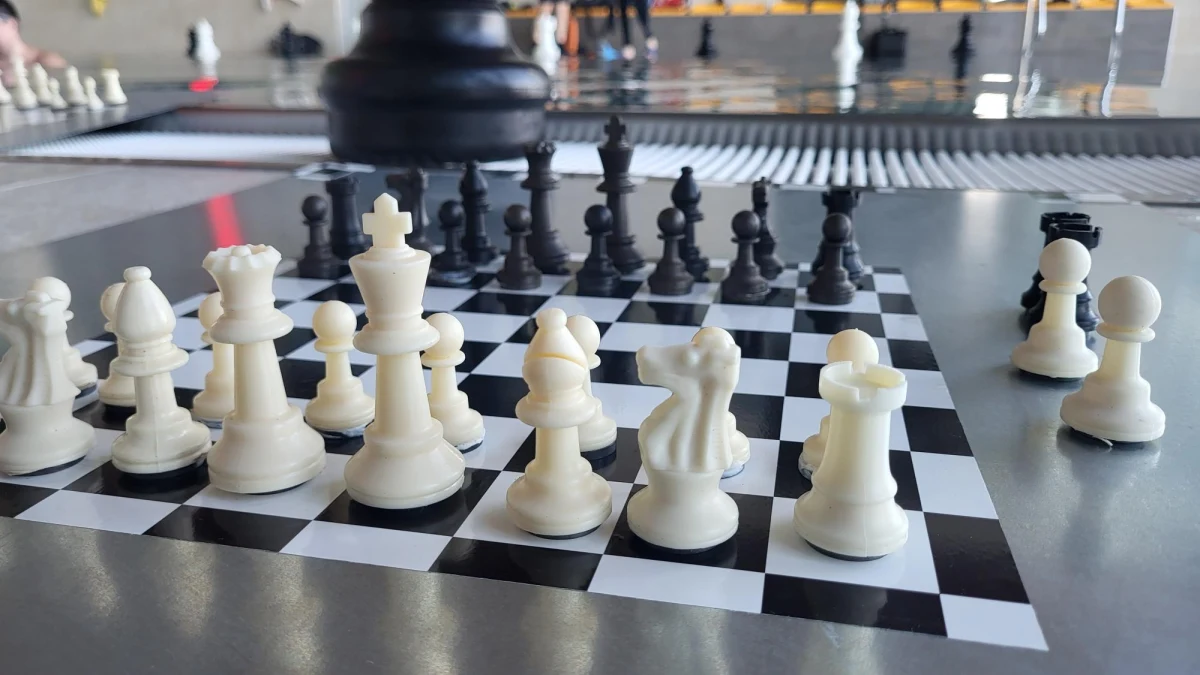 To nie była zwykła gra w szachy! W Tarnowie Podgórnym koło Poznania odbyła się próba ustanowienia rekordu Guinnessa w szachach podwodnych. Podwójny mistrz świata w tej dyscyplinie, Michał Mazurkiewicz, zmierzył się naraz z szesnastoma przeciwnikami.