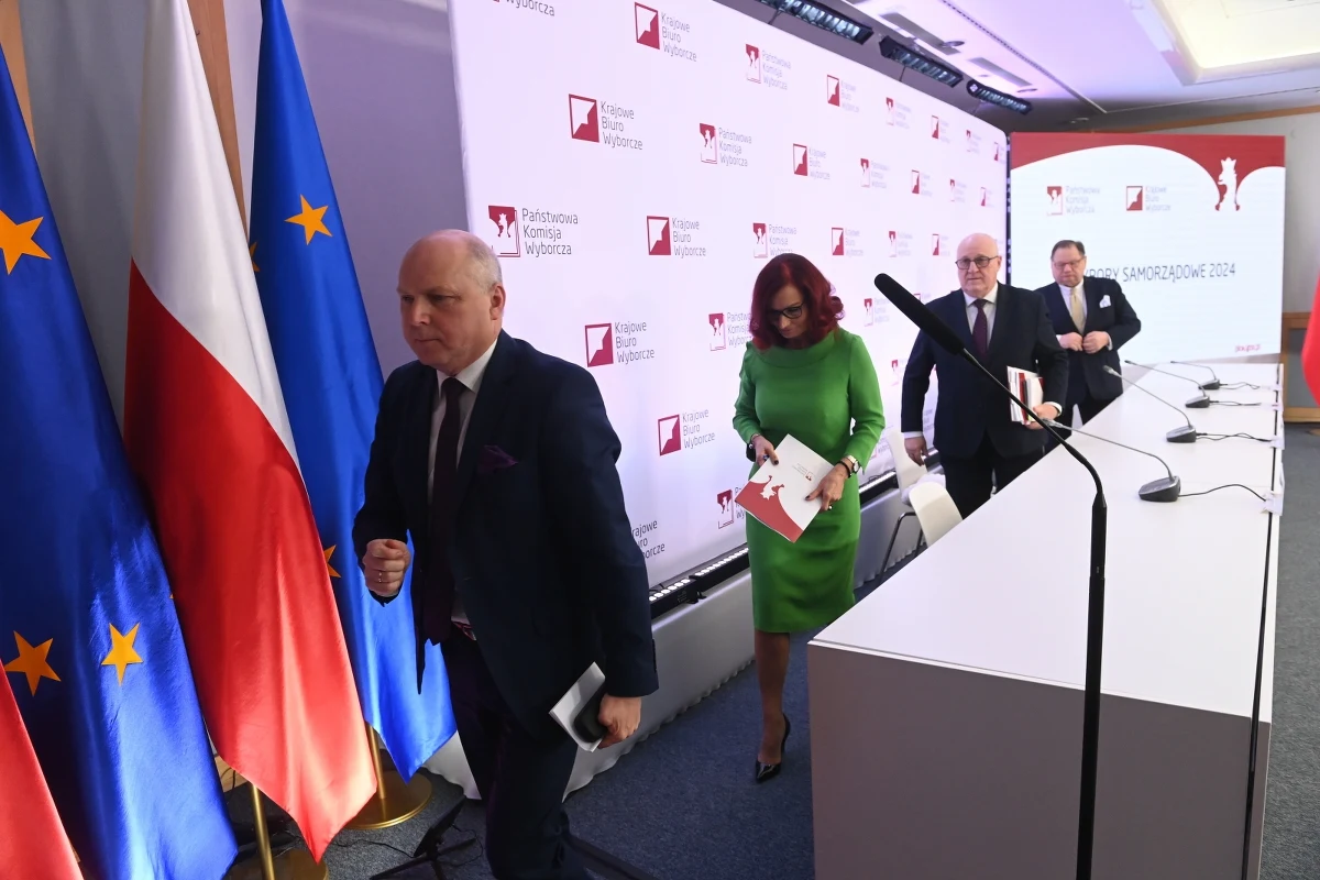 33,17 proc. - tyle wyniosła frekwencja, według informacji z godz. 17:00, w drugiej turze wyborów samorządowych w całej Polsce. Najnowsze dane przekazał przewodniczący Państwowej Komisji Wyborczej Sylwester Marciniak podczas konferencji prasowej.