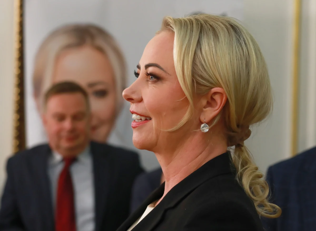 Izabela Bodnar, która - według sondażu Ipsos - przegrała II turę wyborów na prezydenta Wrocławia, pogratulowała wygranej dotychczasowemu włodarzowi miasta Jackowi Sutrykowi. "Udało się otworzyć wspaniałą debatę o Wrocławiu. Miejmy nadzieję, że nowa twarz prezydenta, który słucha ludzi, utrzyma się na całą kadencję" - powiedziała.