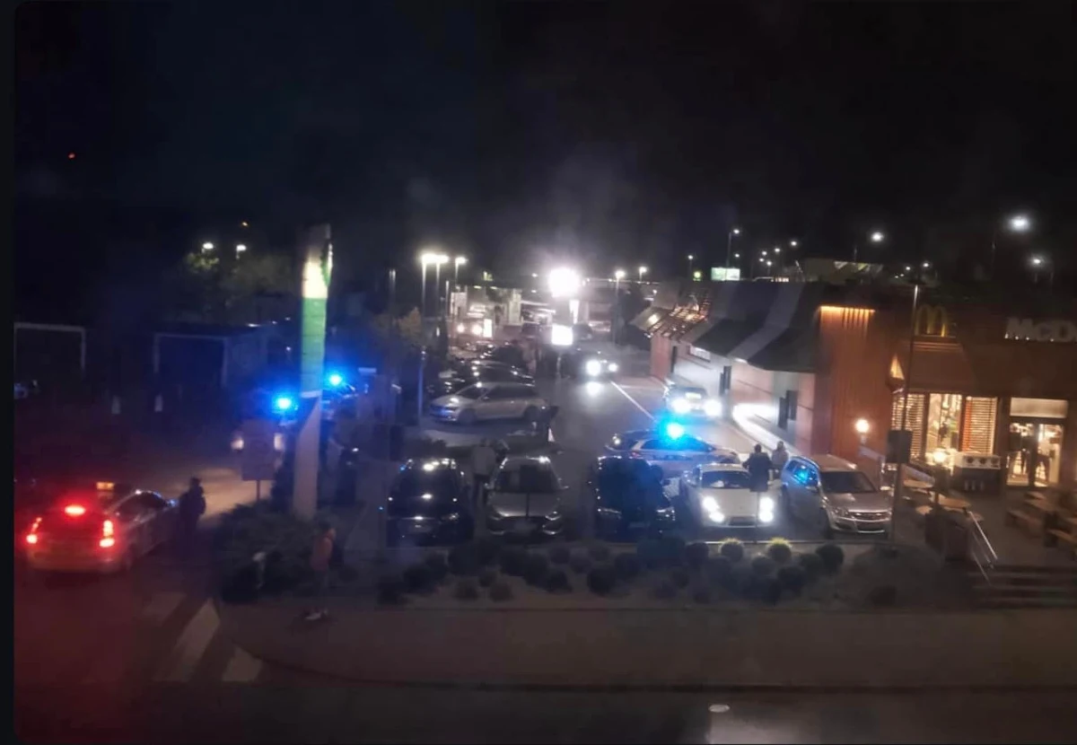 Policja wyjaśnia okoliczności nocnego incydentu w jednym z barów szybkiej obsługi w Poznaniu. 18-latek strzelił z wiatrówki w twarz innego mężczyzny. 