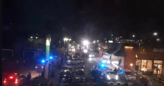 Policja wyjaśnia okoliczności nocnego incydentu w jednym z barów szybkiej obsługi w Poznaniu. 18-latek strzelił z wiatrówki w twarz innego mężczyzny. 