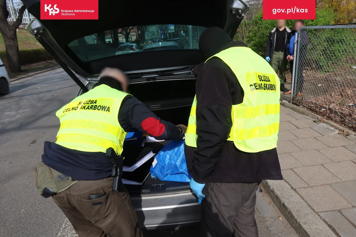 Dolnośląska KAS rozbiła zorganizowaną grupę przestępczą, która dopuszczała się oszustw podatkowych oraz wyłudzeń na szkodę banków i firm leasingowych. Straty spowodowane tym procederem oszacowano na ponad 9 mln zł.
