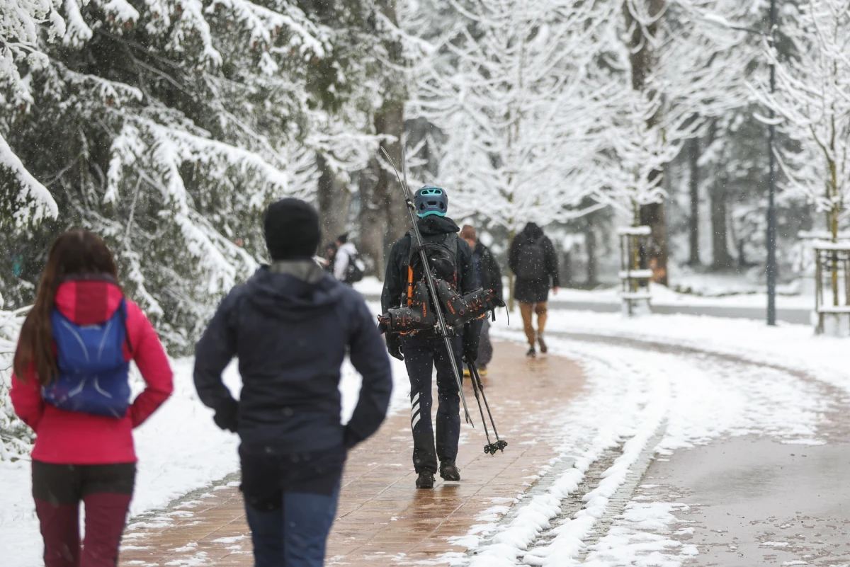 Na południu woj. małopolskiego pada mokry śniegu. Synoptycy prognozują, że opady utrzymają się do południa. To oznacza, że w Zakopanem może śniegu jeszcze przybyć.