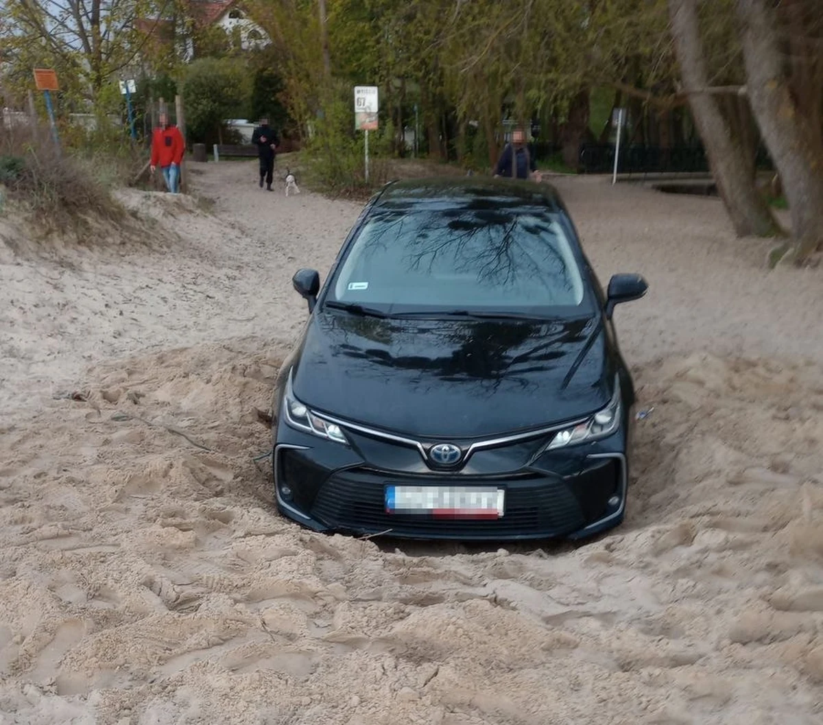 34-letni obywatel Gruzji wjechał toyotą na plażę w Jelitkowie, zakopał się w piachu i nie mógł wyjechać. Uszkodził też chodnik i krawężnik. Policjanci ukarali go dwoma mandatami na kwotę 10 tys. zł i 8 punktami karnymi.
