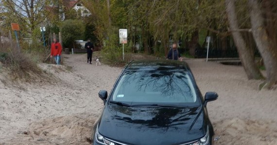 34-letni obywatel Gruzji wjechał toyotą na plażę w Jelitkowie, zakopał się w piachu i nie mógł wyjechać. Uszkodził też chodnik i krawężnik. Policjanci ukarali go dwoma mandatami na kwotę 10 tys. zł i 8 punktami karnymi.