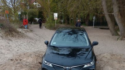 Wjechał autem na plażę w Jelitkowie i zakopał się w piachu
