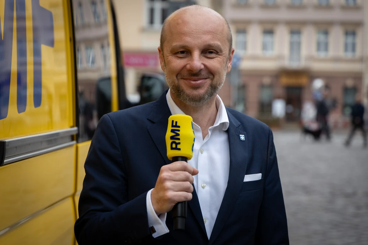 "Cały czas jestem w pracy, za chwilę mam następne spotkania, jutro mamy sesję Rady Miasta, tam składam wnioski o kolejne dofinansowania na budowę ważnych, dwóch rzeszowskich dróg" - mówił na antenie internetowego Radia RMF24 Konrad Fijołek, który został ponownie wybrany na prezydenta Rzeszowa. W II turze wyborów samorządowych zdobył 54,9 proc. poparcia.